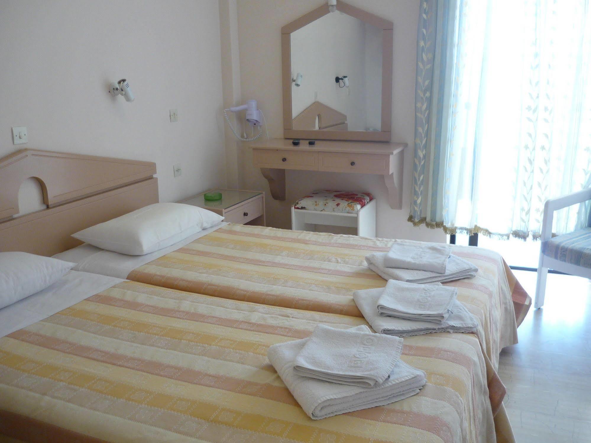 Karina Hotel Benitses  Esterno foto