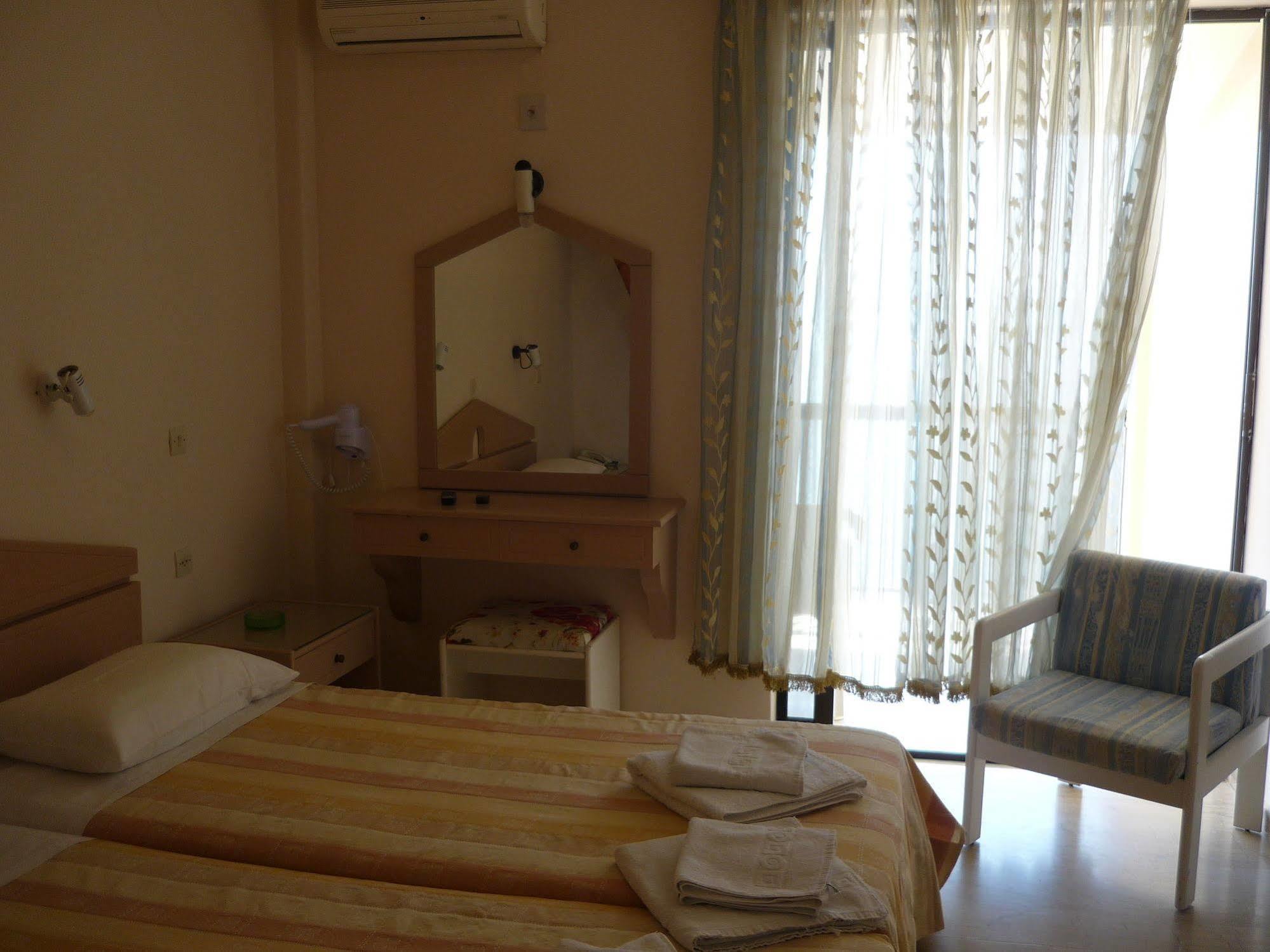Karina Hotel Benitses  Esterno foto