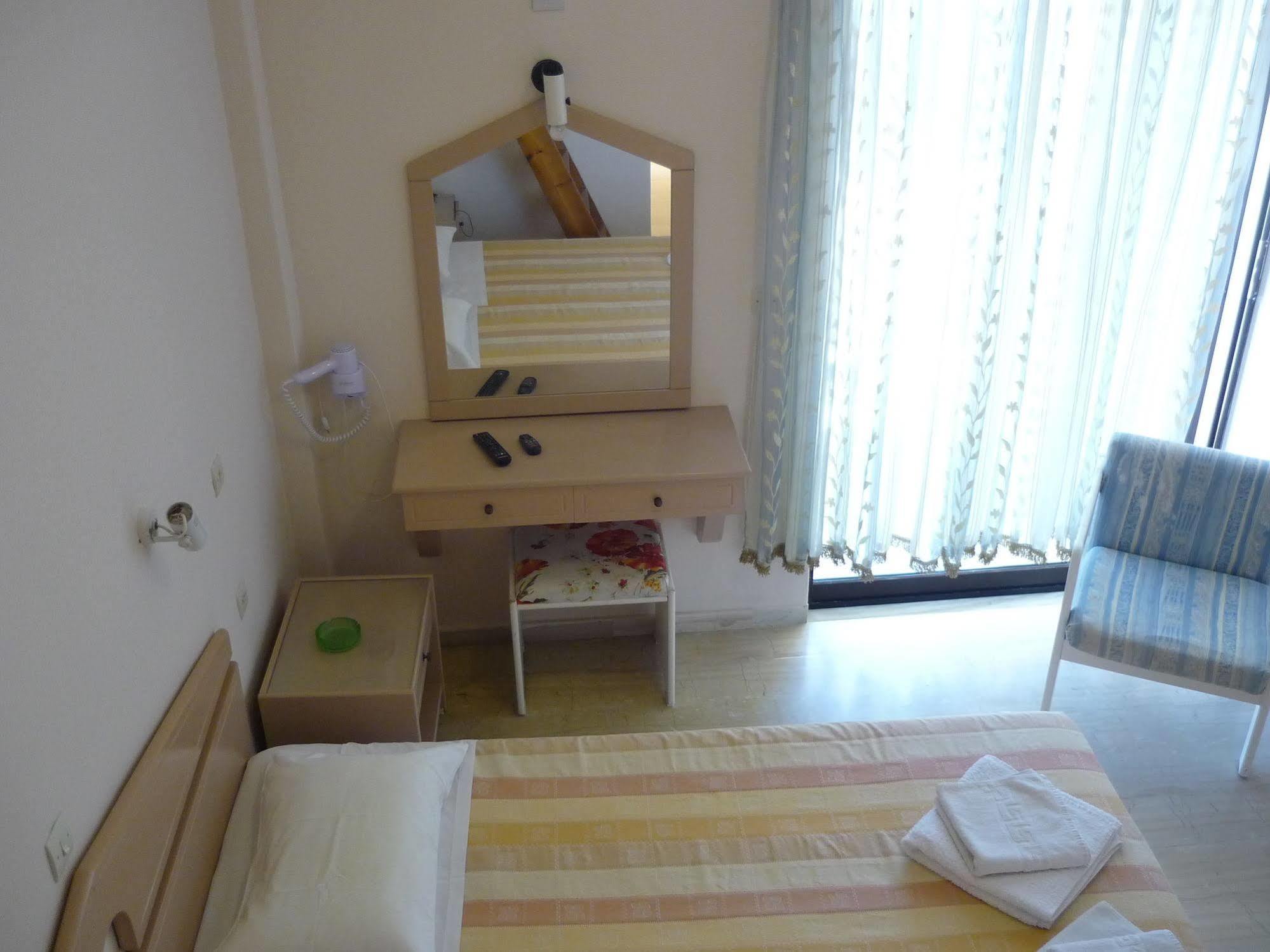 Karina Hotel Benitses  Esterno foto